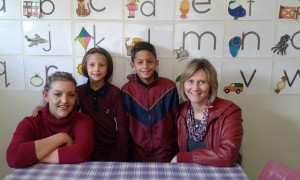 Hildegard (6 jaar oud) by haar fasiliteerder Maxine en Daniel by sy fasiliteerder Celia. Hildegard is reeds by Klankbemagtiging Boek 3 en alhoewel sy maar slegs in graad 1 is verduidelik sy met groot smaak wat die woord sjantoeng beteken. Daniel het reeds die Afrikaanse Klankbemagtiging kursus voltooi, is besig met die begripstoetse sowel as die Engelse Sound Empowerment Course Book 3,