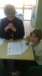 Malie Kruger met een van Speelkasteel se nasorgsentrum leerders.